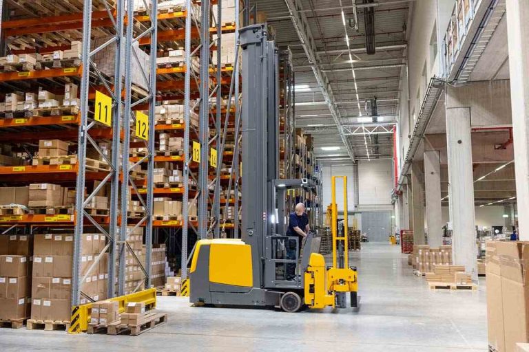 How Forklift Mobile Robots Transform Stacking and Lifting in Multi-Level Warehouses