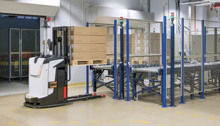 AGV vs ASRS Key Differences and Comparison for Warehouse Automation