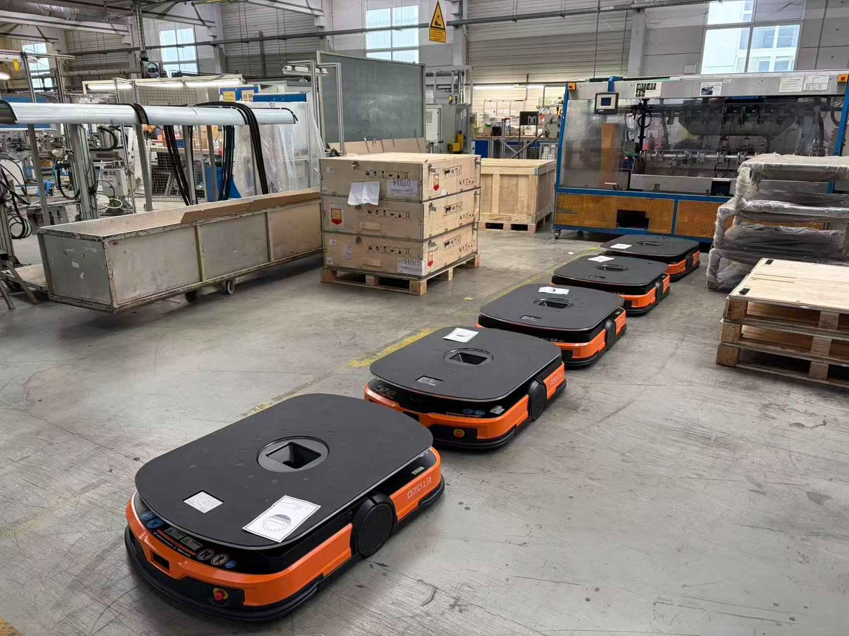 1000kg vs 2000kg Lifting AMR How to Choose Between Q7B-1000E and Q8-2000A for Factory Logistics