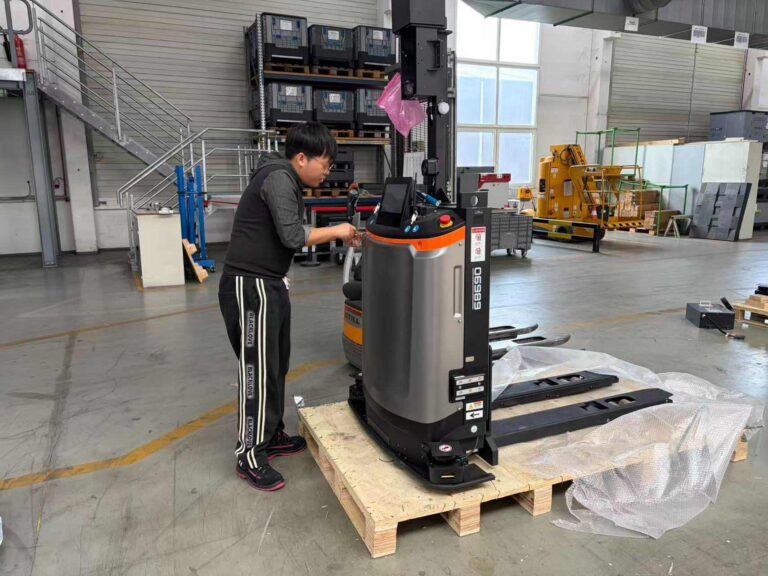 Horizontal Pallet Transport or Vertical Stacking A Factory Engineer’s Guide to Choosing F3-1500 or F4-1000C