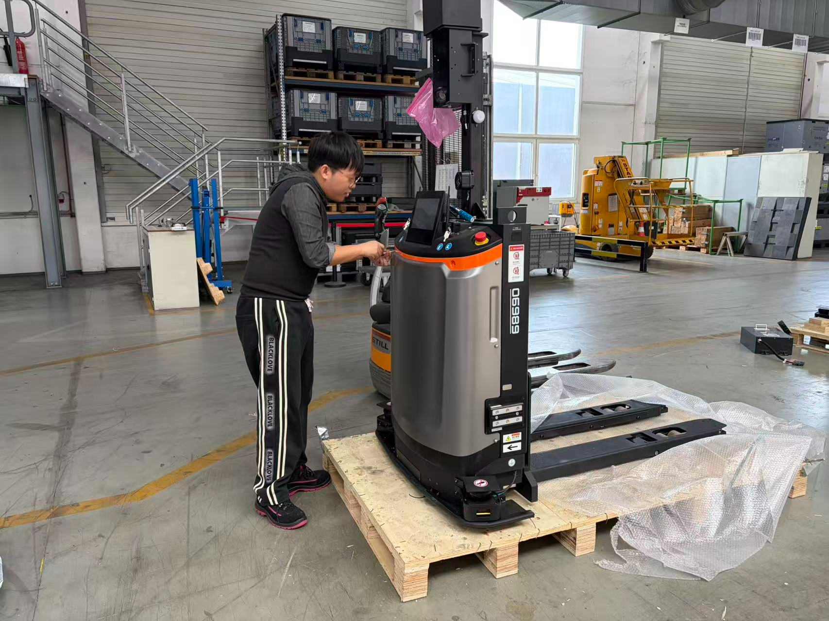 Horizontal Pallet Transport or Vertical Stacking A Factory Engineer’s Guide to Choosing F3-1500 or F4-1000C